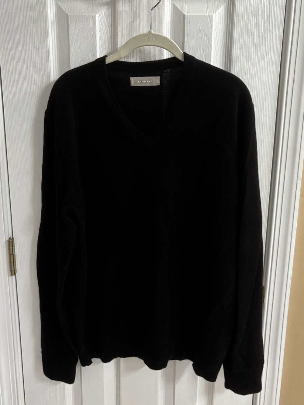 Everlane Classic Black Cashmere V-Neck Sweater